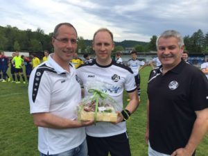 Vor dem Spiel wurde Christoph Bender verabschiedet. Er übernimmt ab Sommer den SV Obrigheim als Spielertrainer.